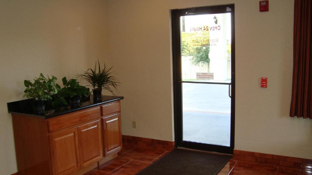 Winnquest Near Ft. Sam Houston Motel *